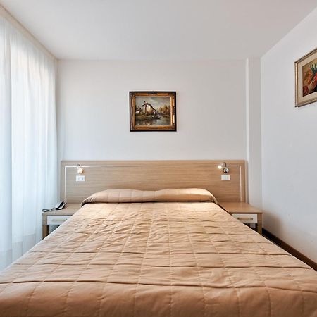 Hotel Meuble Zenith Lignano Sabbiadoro Zewnętrze zdjęcie