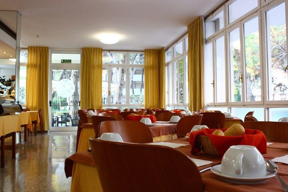 Hotel Meuble Zenith Lignano Sabbiadoro Zewnętrze zdjęcie