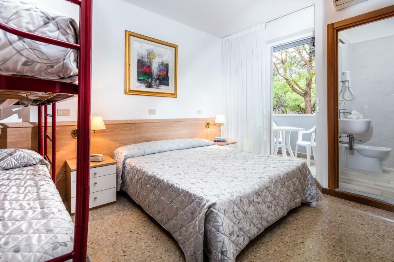Hotel Meuble Zenith Lignano Sabbiadoro Zewnętrze zdjęcie