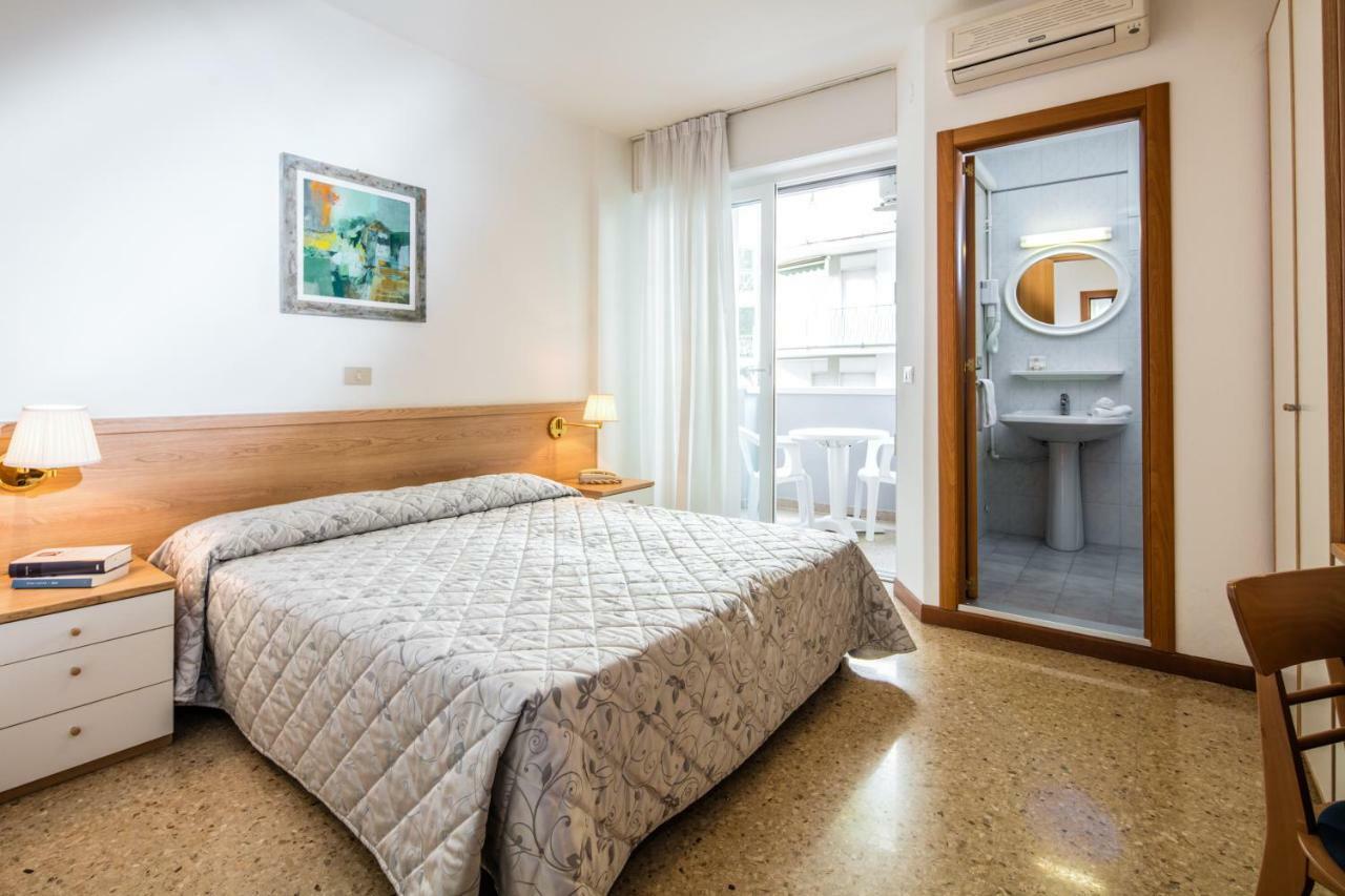 Hotel Meuble Zenith Lignano Sabbiadoro Zewnętrze zdjęcie