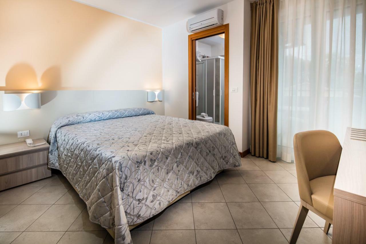 Hotel Meuble Zenith Lignano Sabbiadoro Zewnętrze zdjęcie
